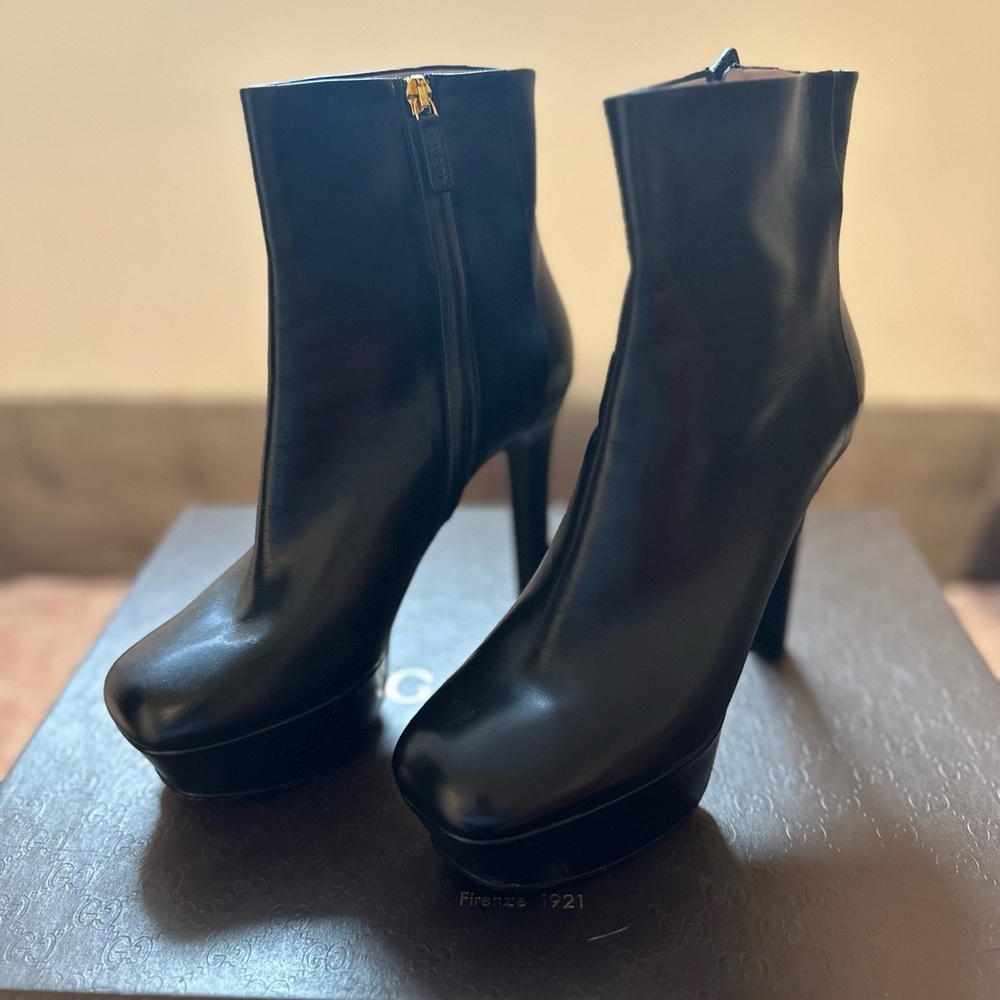 Elegant Black Leather Gucci Ankle Boots